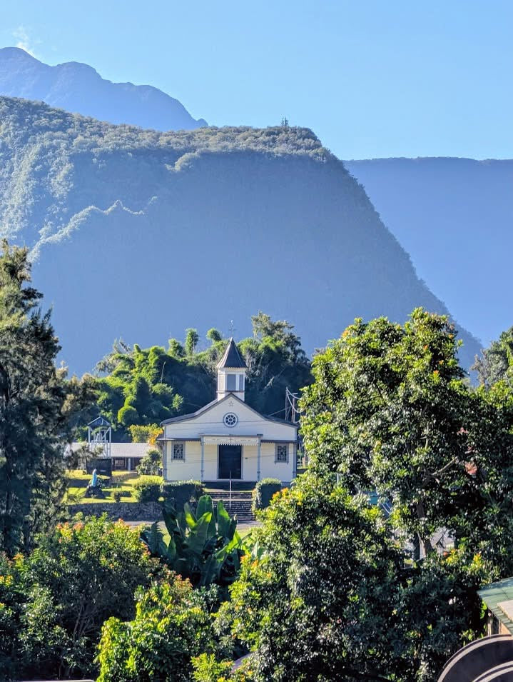 Vivre à La Réunion : découvrez 7 réalités locales à connaître avant de vous installer. Quartiers, budget, climat, transport et conseils utiles.